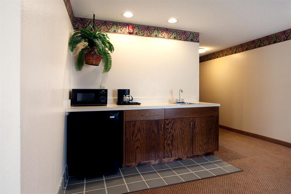 Quality & I-40 Hotel 2*