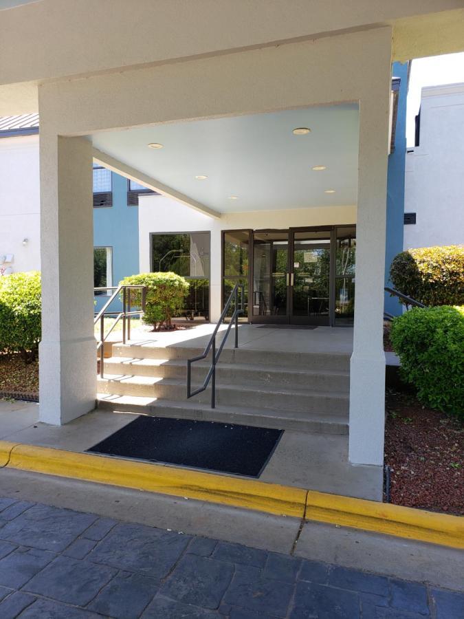Quality & I-40 Hotel