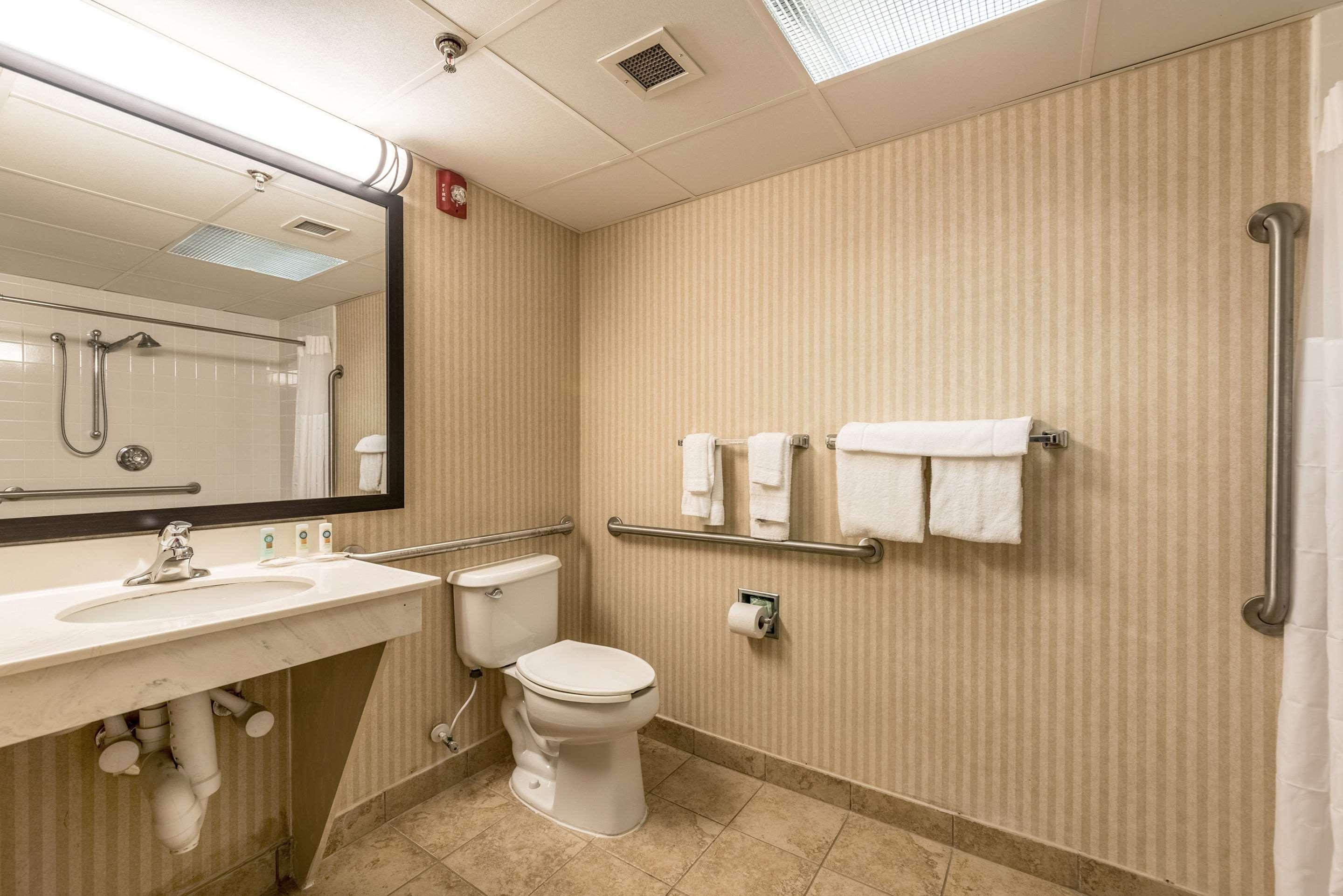 Quality & I-40 Hotel 2*