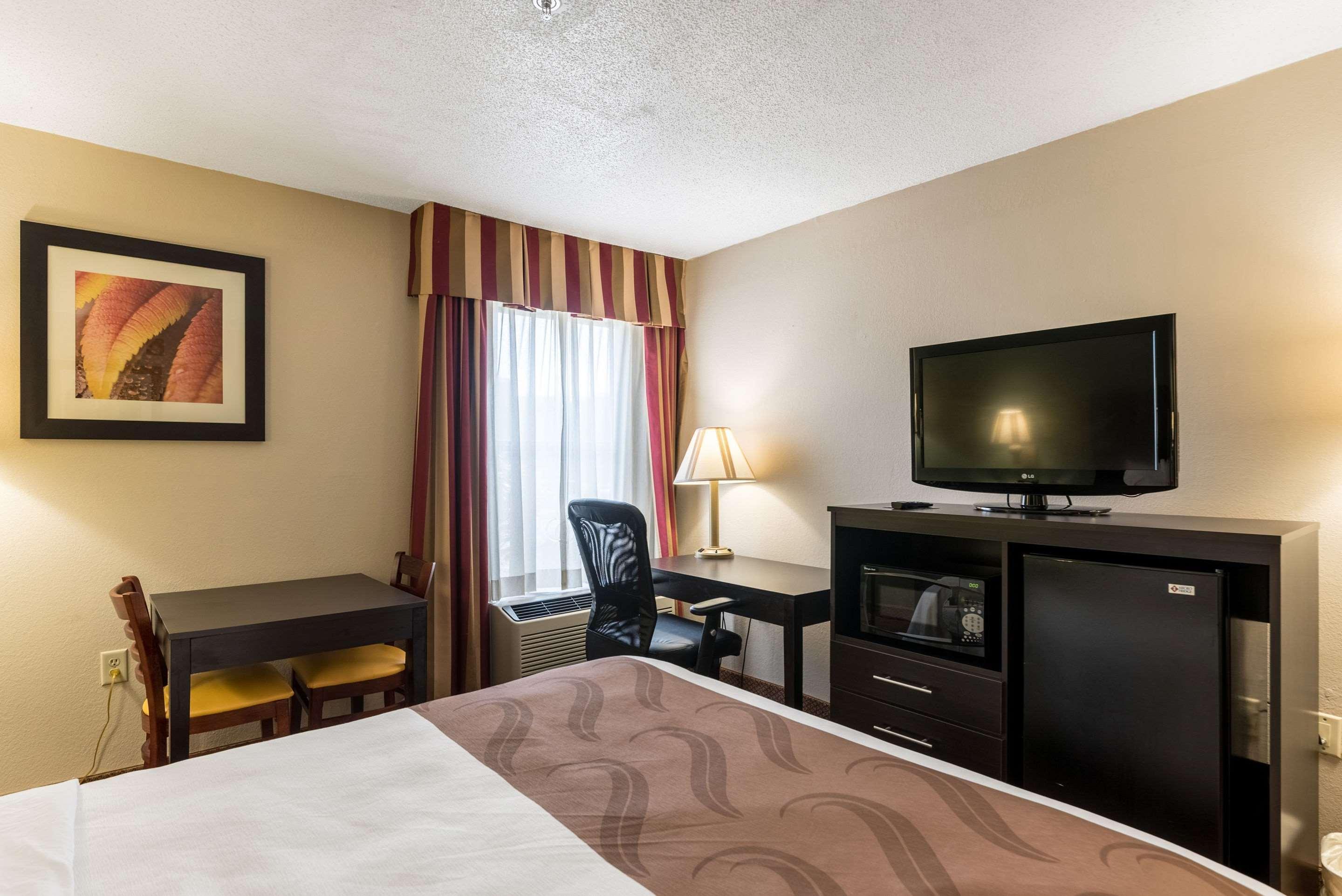 Hotel Quality & I-40 2*