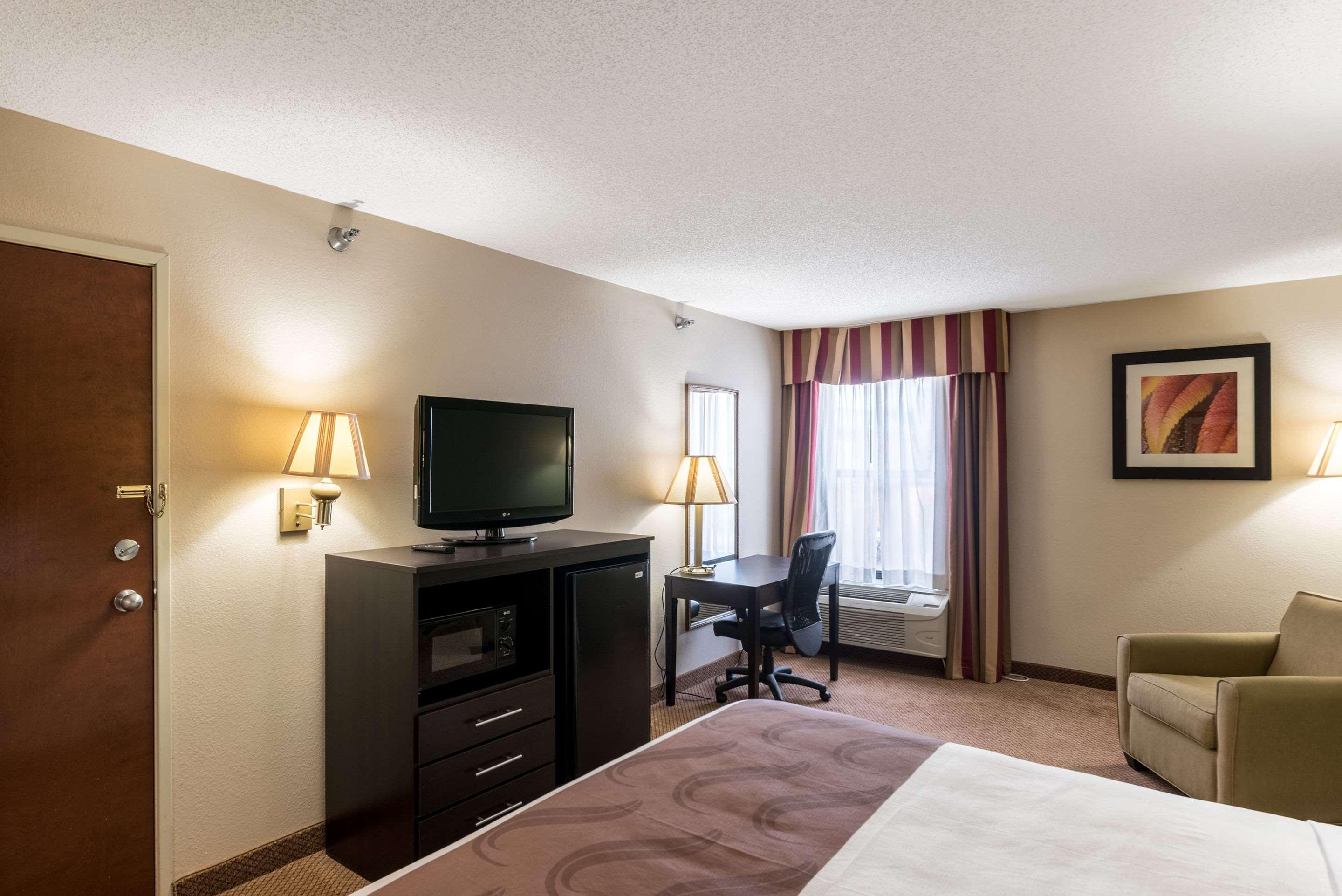 Hotel Quality & I-40 2*