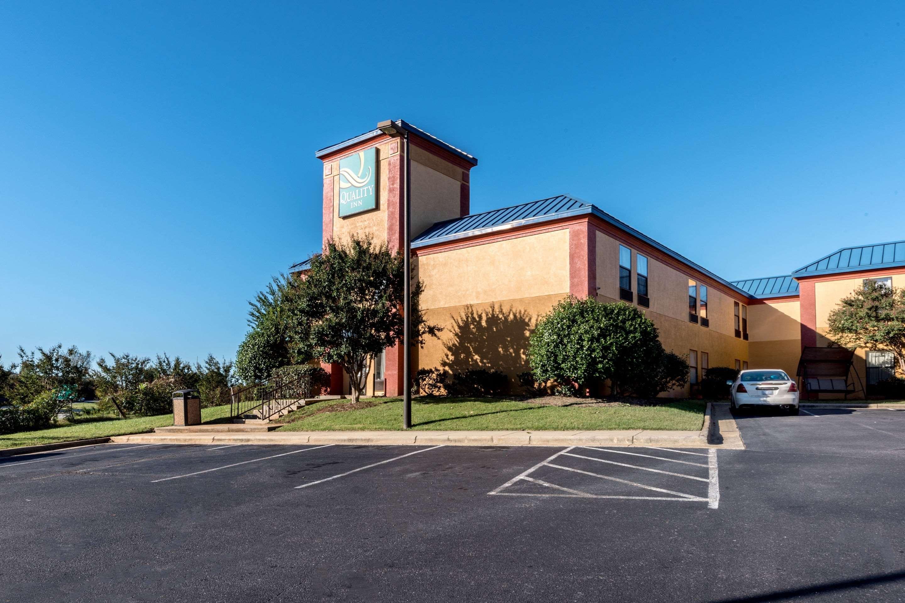 Hotel Quality & I-40 2*