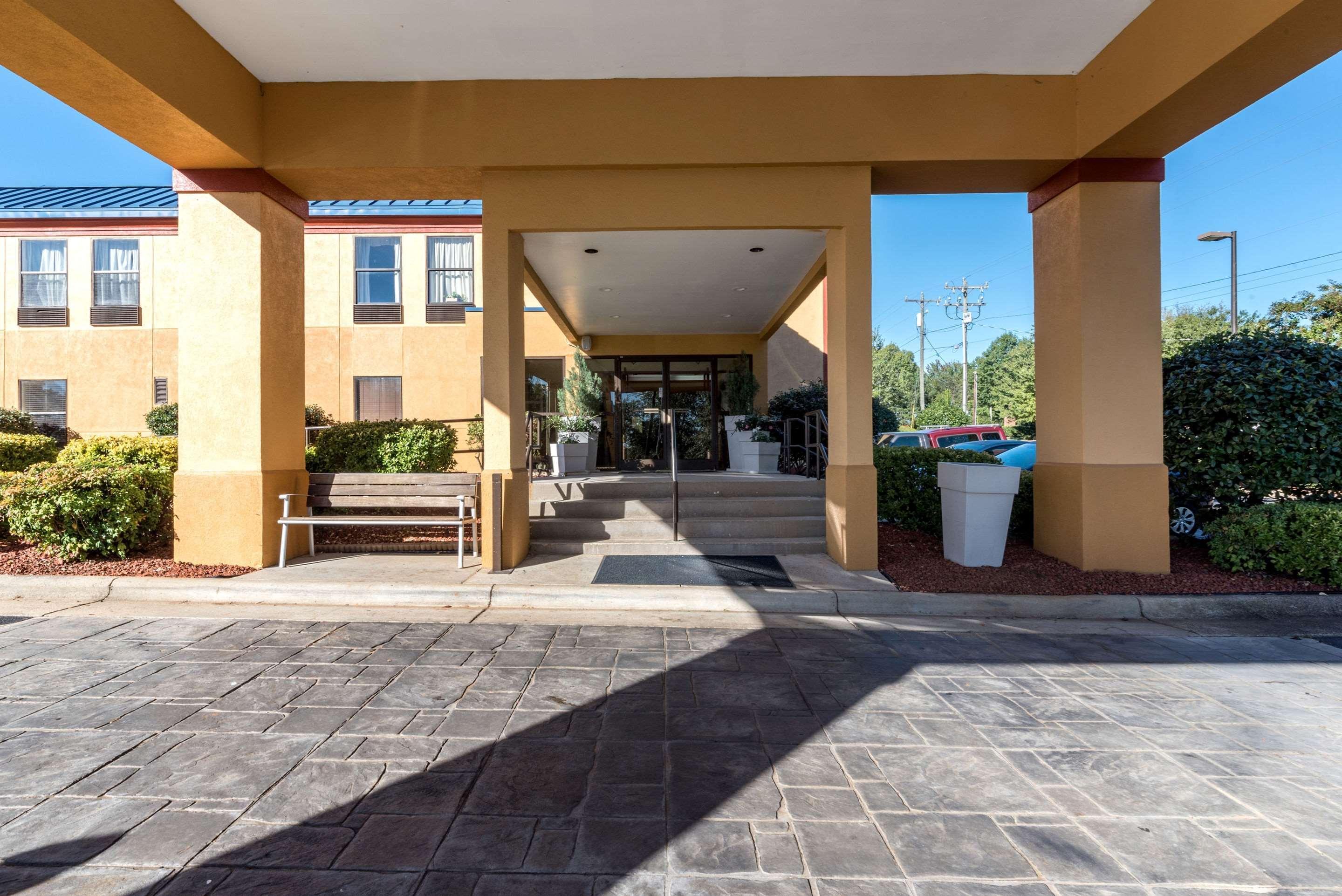 Quality & I-40 Hotel