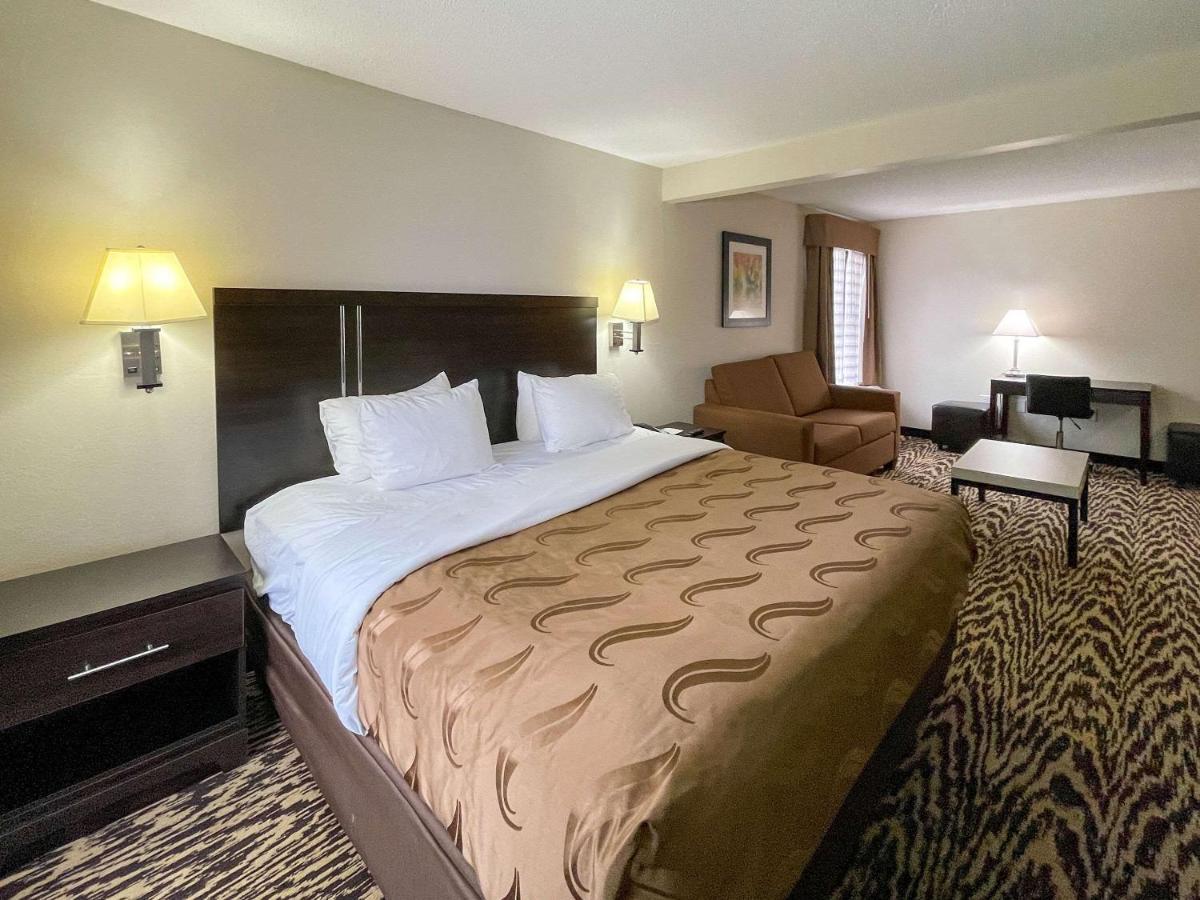 Quality & I-40 Hotel 2*
